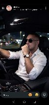 Decko. Bez mane potreba On traži nju